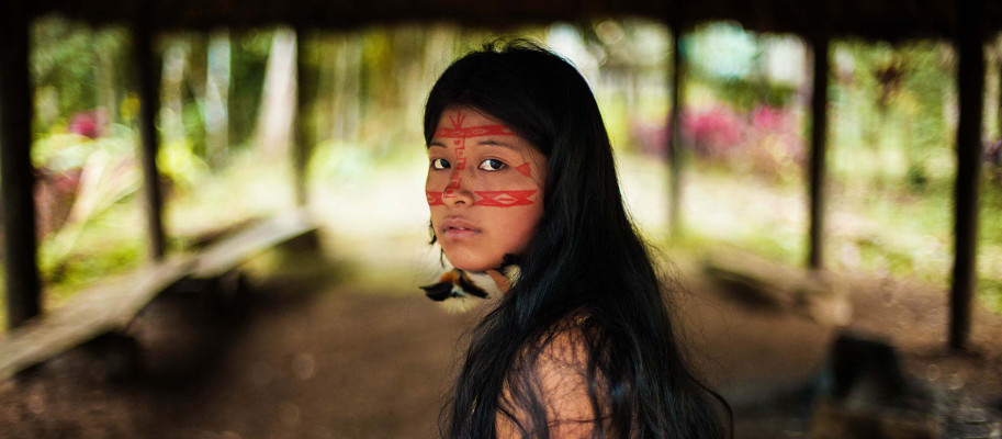 Femme kichwa dans la forêt amazonienne
