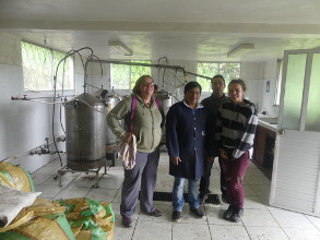L'équipe Ishpingo dans la fabrique d'huiles essentielles de Salinas