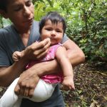 Un bébé déguste du salak