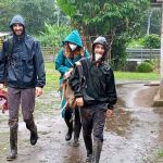 Les bénévoles d'Ishpingo sous une pluie tropicale